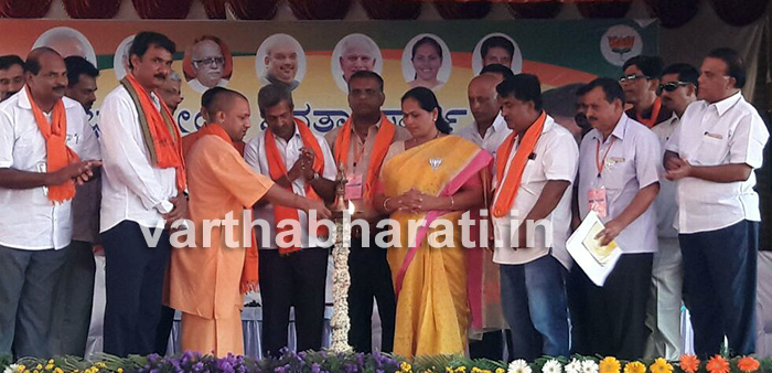 ಸಿದ್ದರಾಮಯ್ಯ ಜಾತಿ-ಜಾತಿಗಳನ್ನು ಒಡೆಯುತ್ತಿದ್ದಾರೆ: ಆದಿತ್ಯನಾಥ್ ಆರೋಪ